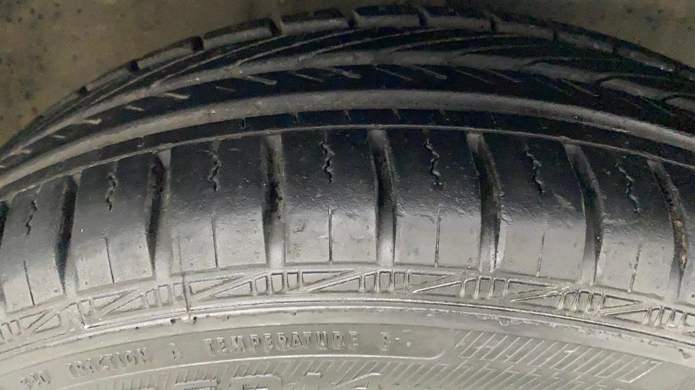 2012 Toyota Etios Liva G, Petrol, Manual, 32,848 km, Right Front Tyre Tread