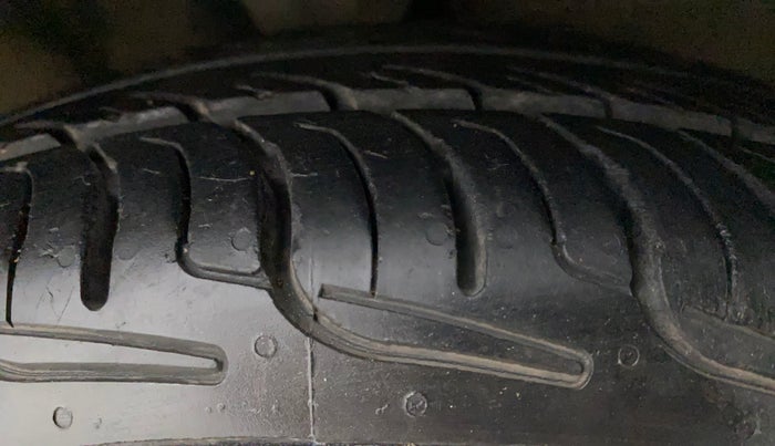 2012 Hyundai i10 MAGNA 1.1, Petrol, Manual, 18,601 km, Right Front Tyre Tread