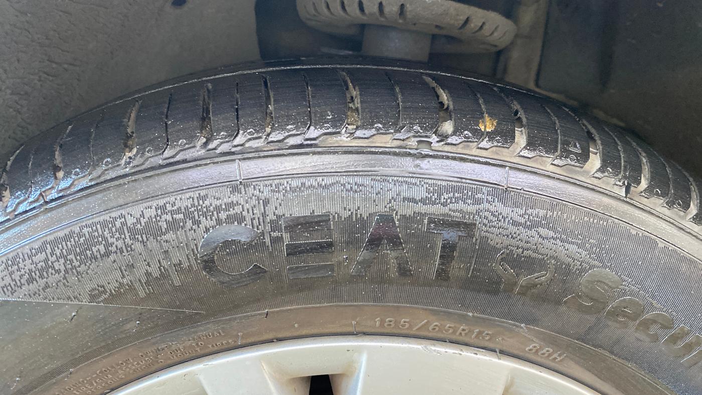 2014 Volkswagen Vento HIGHLINE PETROL AT, Petrol, Automatic, 42,841 km, Left Front Tyre Tread