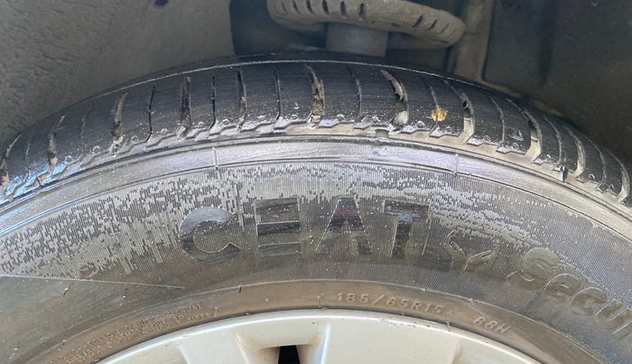 2014 Volkswagen Vento HIGHLINE PETROL AT, Petrol, Automatic, 42,796 km, Left Front Tyre Tread