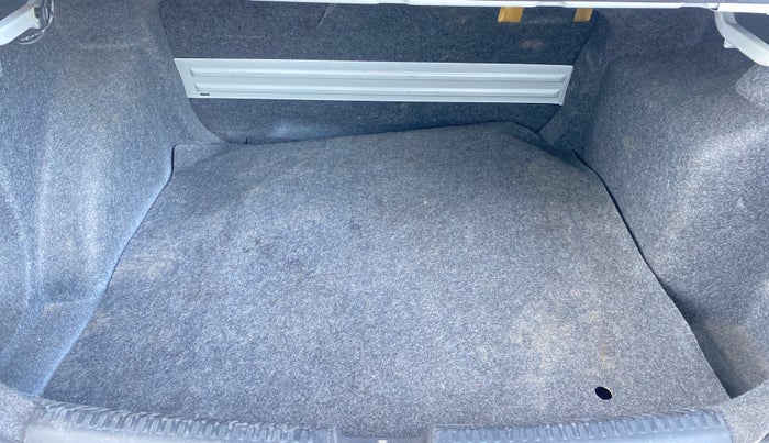 2014 Volkswagen Vento HIGHLINE PETROL AT, Petrol, Automatic, 42,796 km, Boot Inside