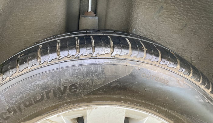 2014 Volkswagen Vento HIGHLINE PETROL AT, Petrol, Automatic, 42,796 km, Right Rear Tyre Tread