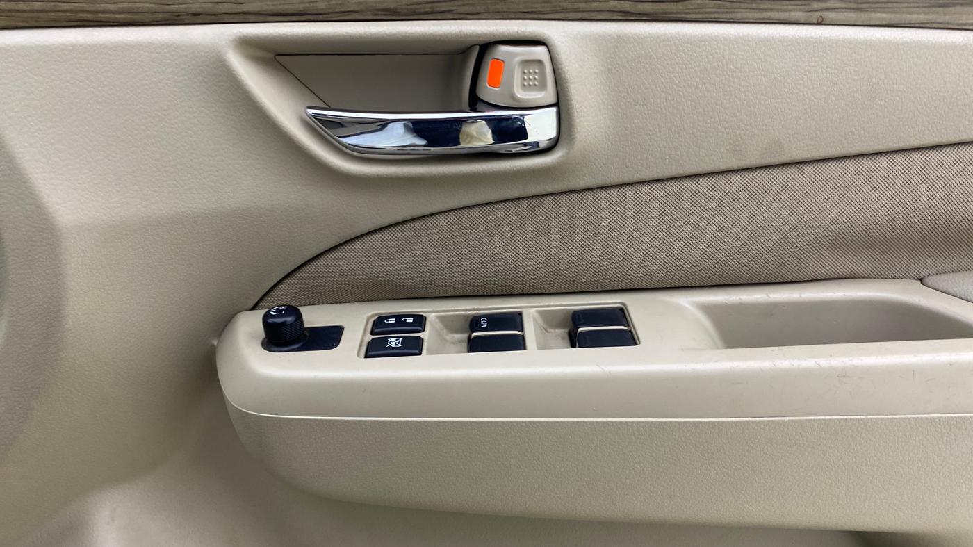 2018 Maruti Ciaz DELTA 1.5 SHVS MT PETROL, Petrol, Manual, 39,680 km, Driver Side Door Panels Control