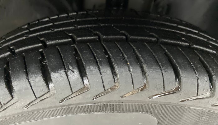 2019 Renault Kwid 1.0 RXT Opt, CNG, Manual, 2,638 km, Right Front Tyre Tread