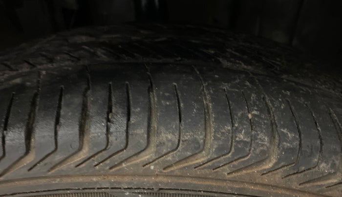 2019 Renault TRIBER RXZ, Petrol, Manual, 1,00,689 km, Right Front Tyre Tread