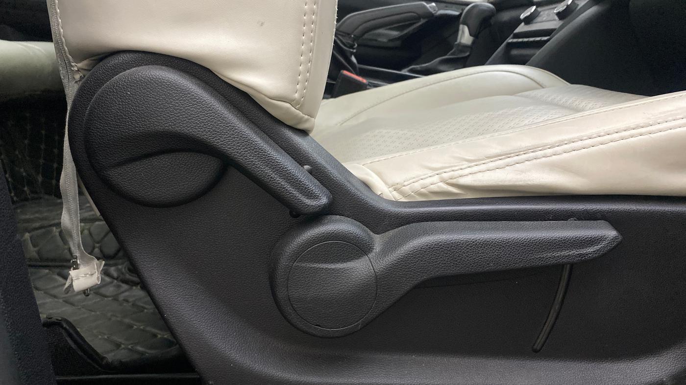 2023 Mahindra XUV700 AX 5 D AT 5 STR, Diesel, Automatic, 43,990 km, Driver Side Adjustment Panel