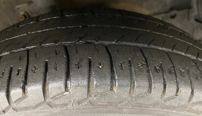 2010 Maruti A Star VXI, Petrol, Manual, 50,887 km, Right Front Tyre Tread
