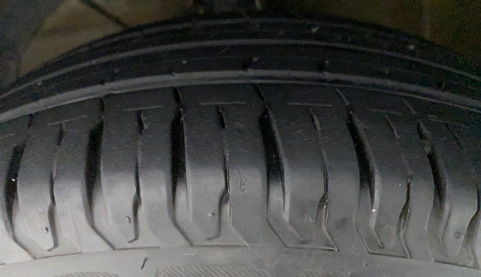 2020 Maruti XL6 ALPHA AT SHVS, Petrol, Automatic, 20,749 km, Left Rear Tyre Tread