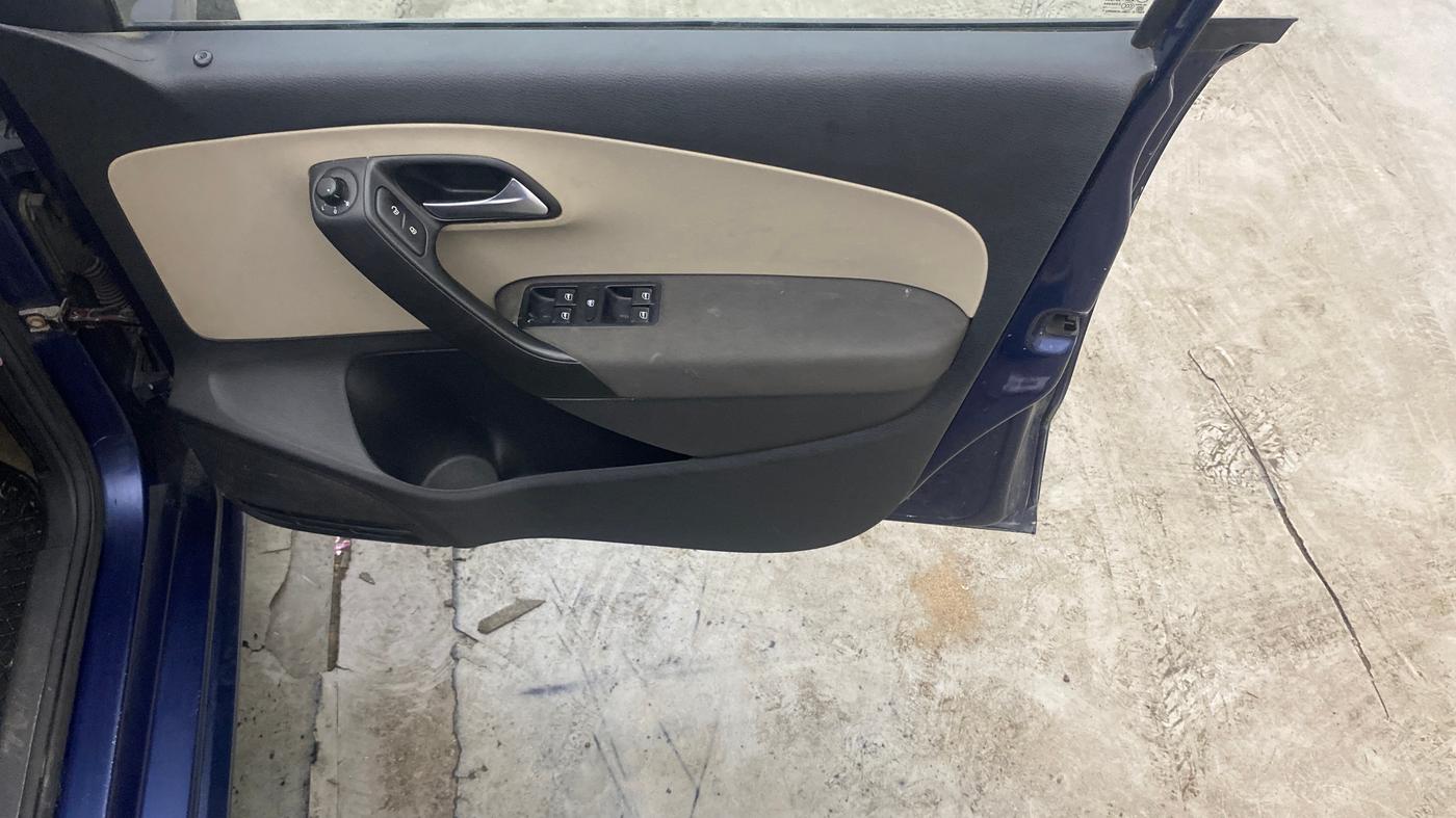2013 Volkswagen Polo HIGHLINE1.2L, Petrol, Manual, 70,717 km, Driver Side Door Panels Control