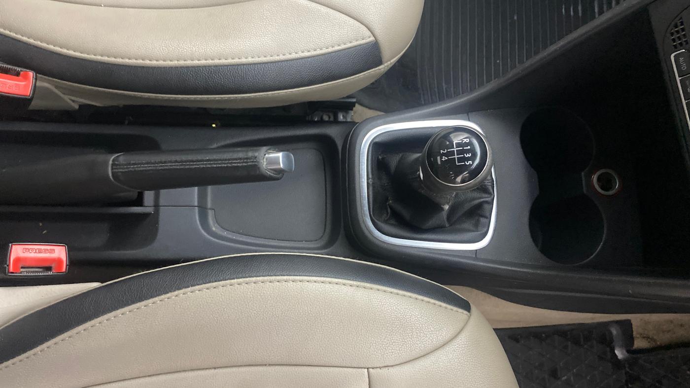 2013 Volkswagen Polo HIGHLINE1.2L, Petrol, Manual, 70,717 km, Gear Lever