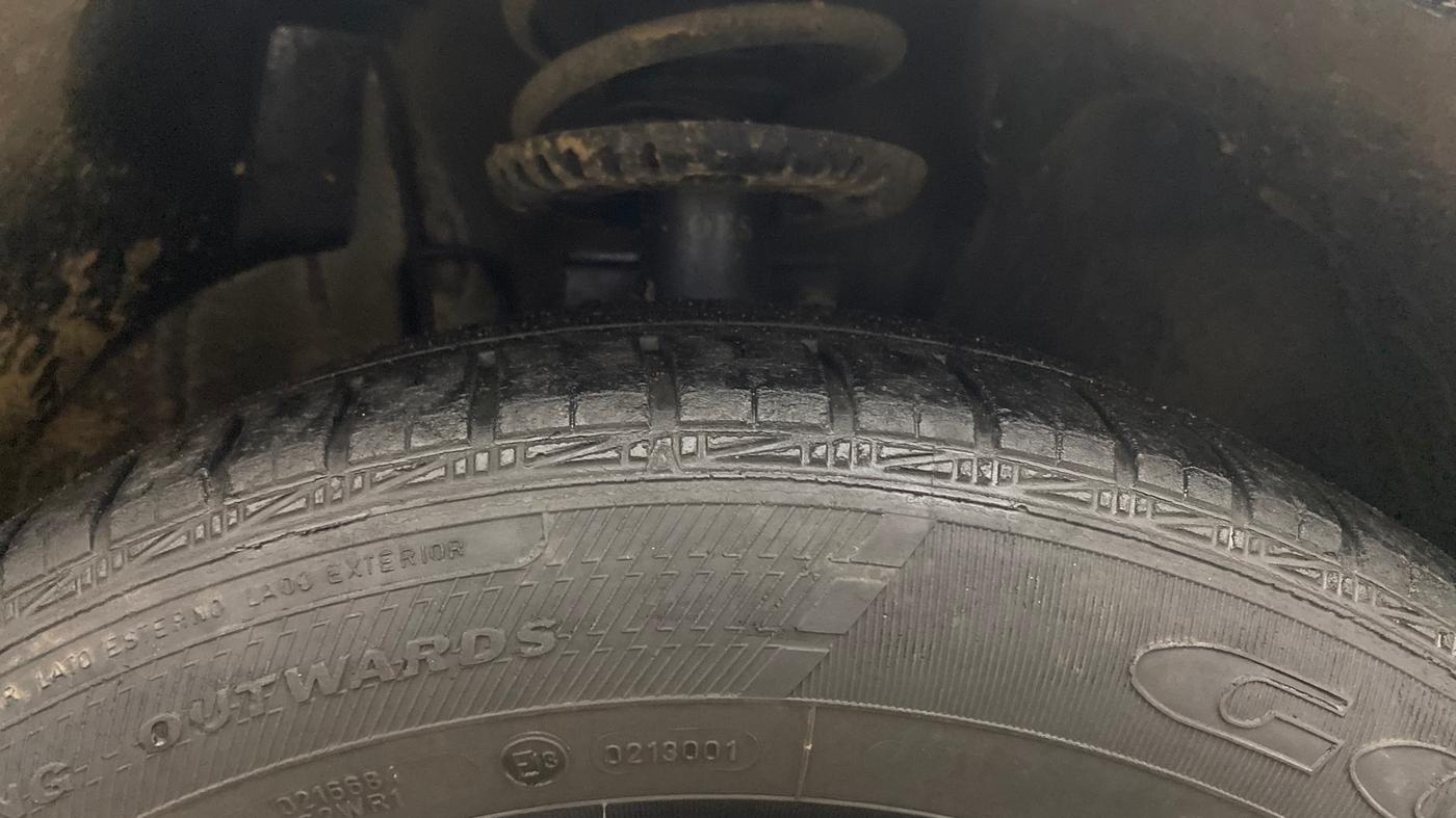 2013 Volkswagen Polo HIGHLINE1.2L, Petrol, Manual, 70,717 km, Right Front Tyre Tread