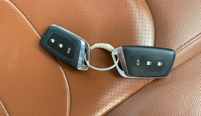 2022 MG HECTOR PLUS SHARP 1.5 PETROL TURBO CVT 6-STR, Petrol, Automatic, 56,089 km, Key Close Up