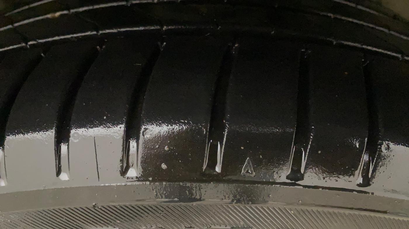 2022 MG HECTOR PLUS SHARP 1.5 PETROL TURBO CVT 6-STR, Petrol, Automatic, 56,089 km, Right Front Tyre Tread