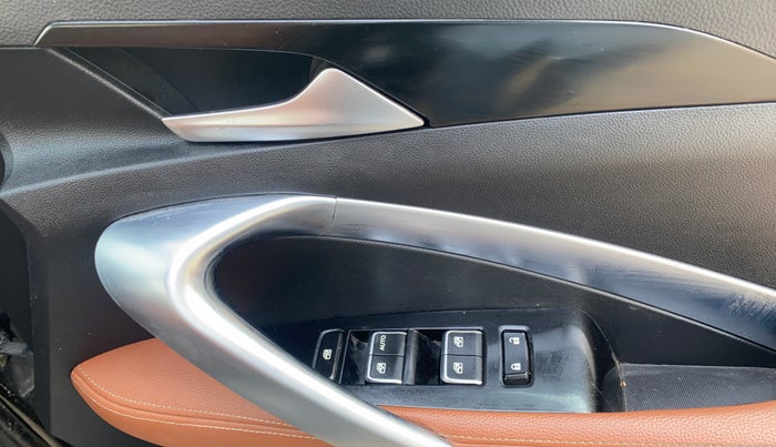 2022 MG HECTOR PLUS SHARP 1.5 PETROL TURBO CVT 6-STR, Petrol, Automatic, 56,089 km, Driver Side Door Panels Control