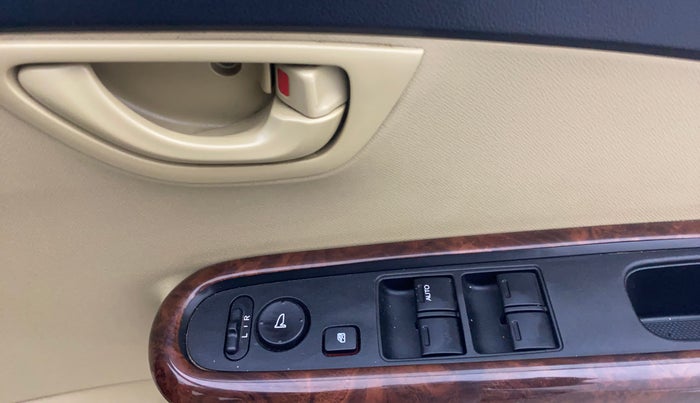 2015 Honda Mobilio 1.5L I-VTEC V, Petrol, Manual, 68,532 km, Driver Side Door Panels Control