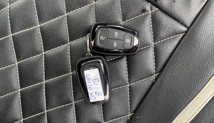 2023 Tata PUNCH Creative Dual Tone AMT Sunroof , Petrol, Automatic, 11,436 km, Key Close Up