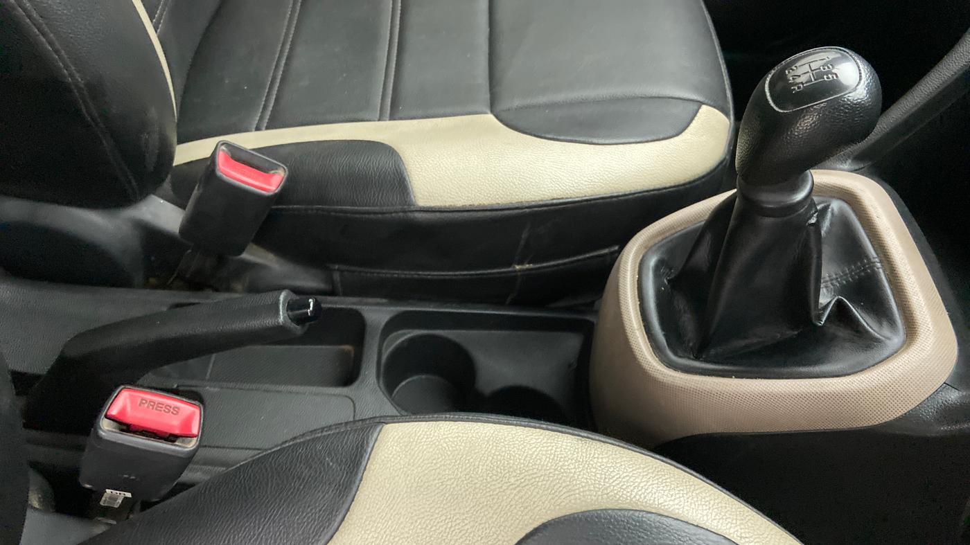 2015 Hyundai Grand i10 MAGNA 1.2 KAPPA VTVT, Petrol, Manual, 1,01,479 km, Gear Lever