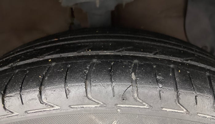2015 Hyundai Grand i10 MAGNA 1.2 KAPPA VTVT, Petrol, Manual, 1,01,479 km, Right Front Tyre Tread
