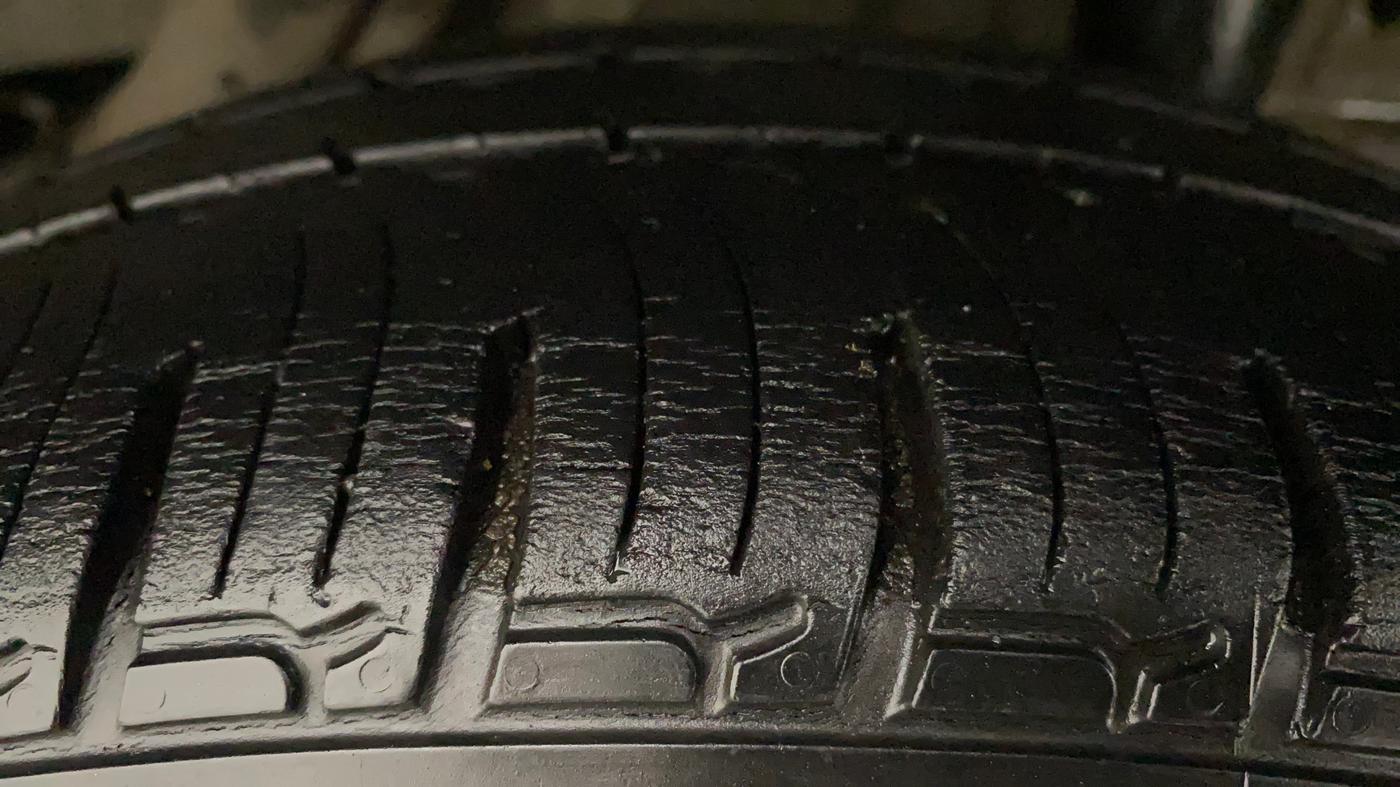 2018 Mahindra KUV 100 NXT K4+ P 6 STR, Petrol, Manual, 43,626 km, Left Rear Tyre Tread