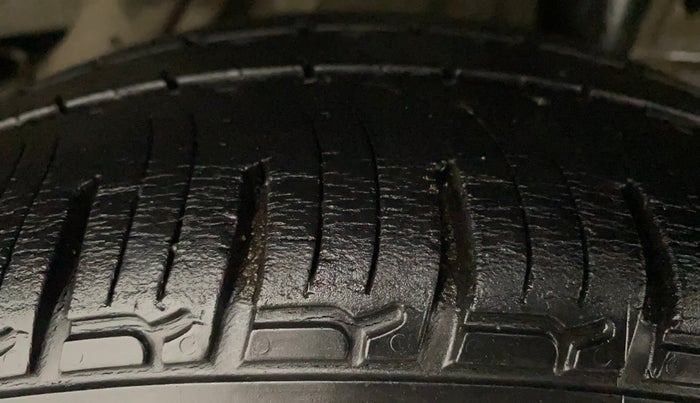 2018 Mahindra KUV 100 NXT K4+ P 6 STR, Petrol, Manual, 43,626 km, Left Rear Tyre Tread