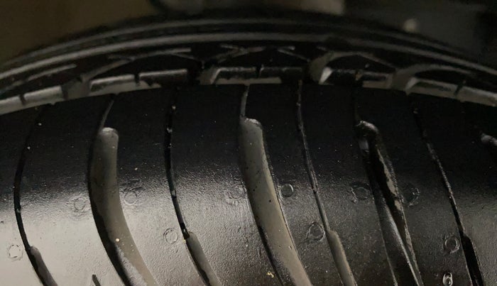 2018 Mahindra KUV 100 NXT K4+ P 6 STR, Petrol, Manual, 43,626 km, Right Front Tyre Tread