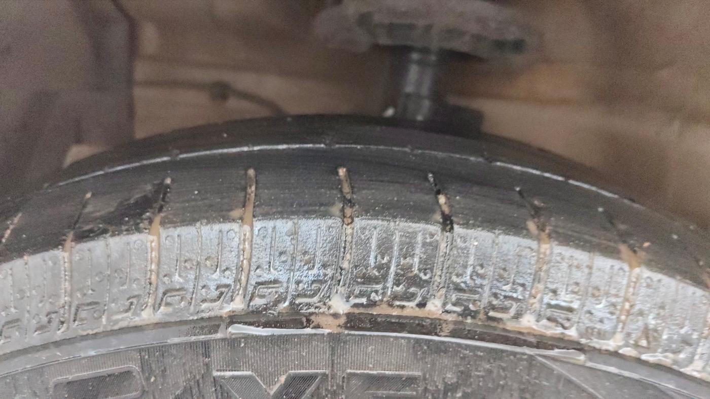 2015 Maruti Ciaz ZXI, Petrol, Manual, 76,102 km, Left Front Tyre Tread
