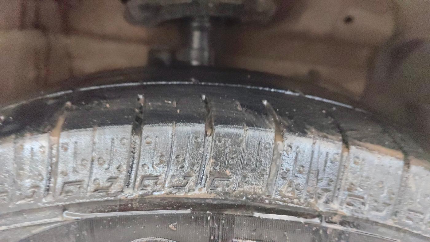 2015 Maruti Ciaz ZXI, Petrol, Manual, 76,102 km, Right Front Tyre Tread
