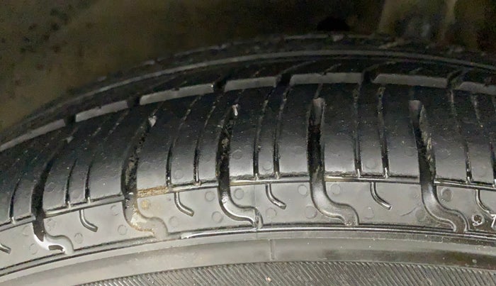 2015 Maruti Baleno DELTA PETROL 1.2, Petrol, Manual, 70,087 km, Right Front Tyre Tread