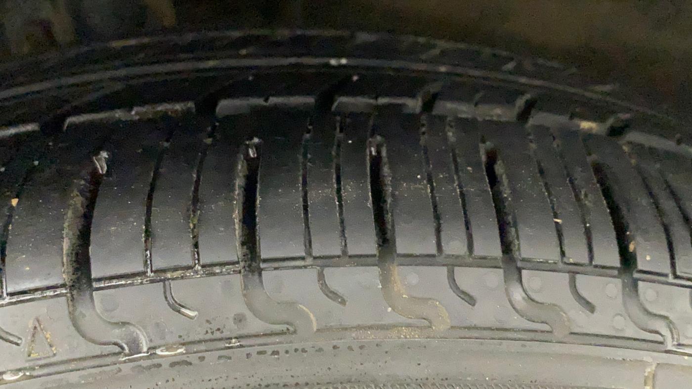 2015 Maruti Baleno DELTA PETROL 1.2, Petrol, Manual, 70,087 km, Left Front Tyre Tread