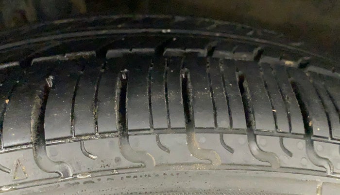2015 Maruti Baleno DELTA PETROL 1.2, Petrol, Manual, 70,087 km, Left Front Tyre Tread