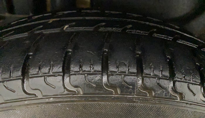 2014 Maruti Swift Dzire LXI, Petrol, Manual, 89,149 km, Right Rear Tyre Tread