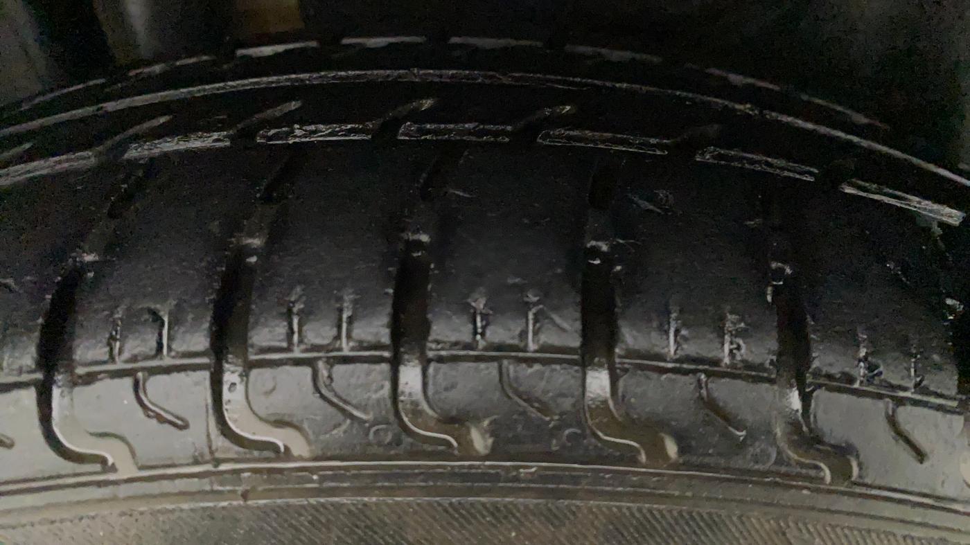 2014 Maruti Swift Dzire LXI, Petrol, Manual, 89,149 km, Right Front Tyre Tread