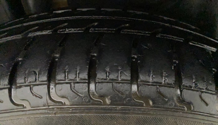 2014 Maruti Swift Dzire LXI, Petrol, Manual, 89,149 km, Right Front Tyre Tread