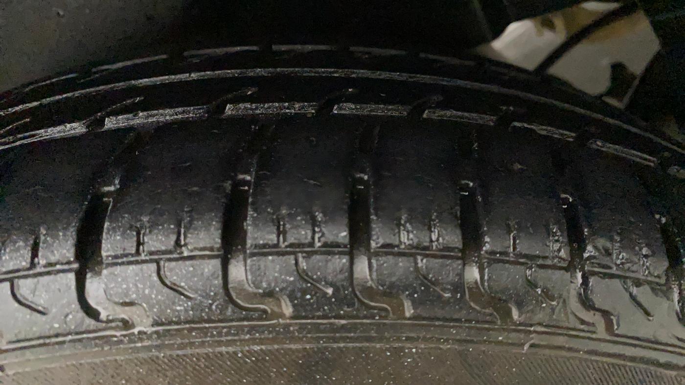 2014 Maruti Swift Dzire LXI, Petrol, Manual, 89,149 km, Left Front Tyre Tread