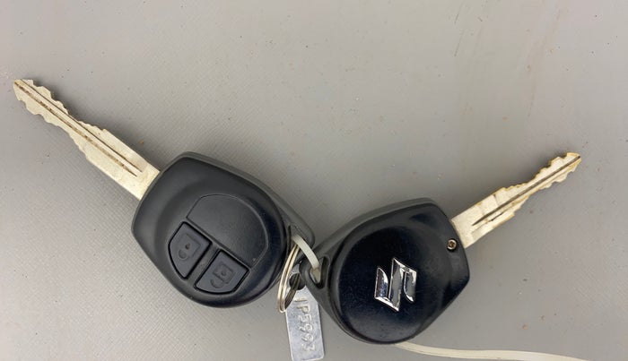 2017 Maruti Swift VXI O, Petrol, Manual, 37,272 km, Key Close Up