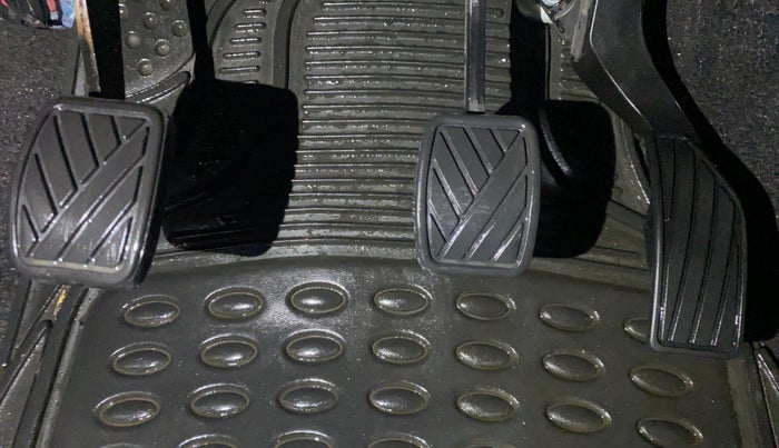 2017 Maruti Swift VXI O, Petrol, Manual, 37,272 km, Pedals