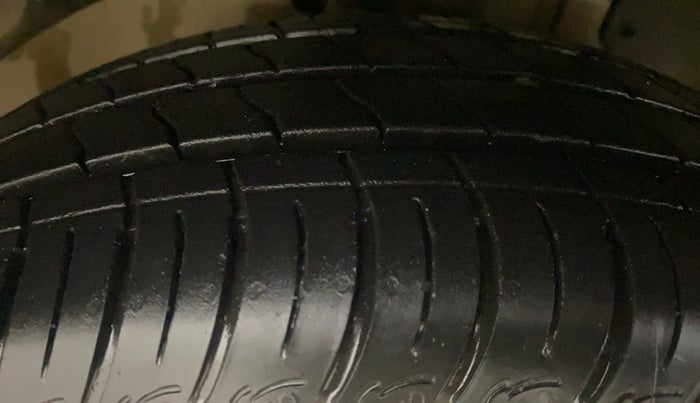 2012 Ford Figo ZXI 1.2 PETROL, Petrol, Manual, 63,222 km, Right Front Tyre Tread