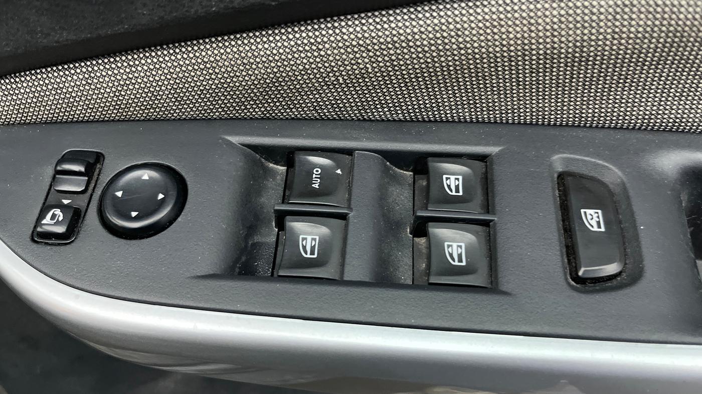 2022 Nissan MAGNITE XV MT, Petrol, Manual, 76,370 km, Driver Side Door Panels Control