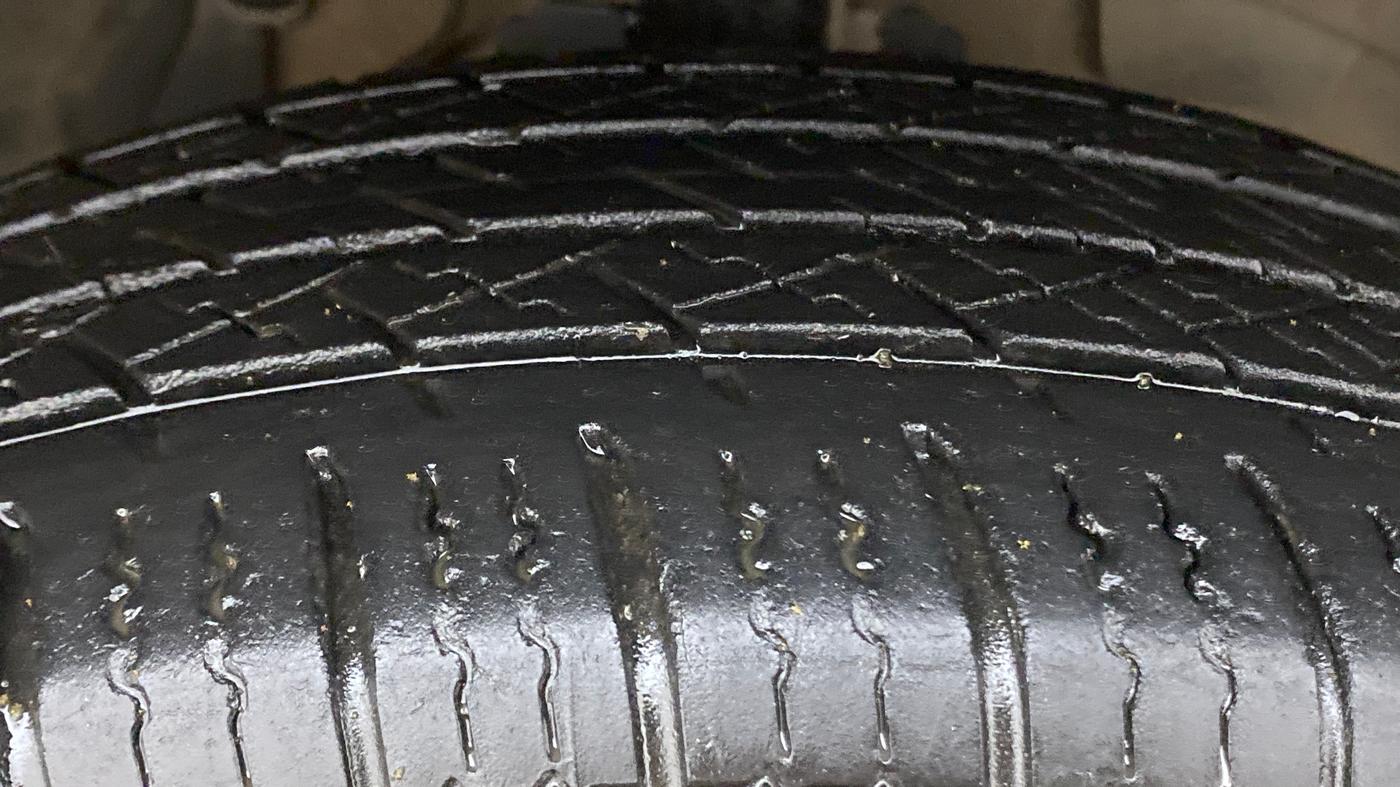 2015 Renault Duster 85 PS RXE, Diesel, Manual, 95,129 km, Right Front Tyre Tread