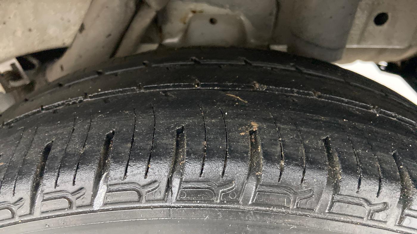 2017 Mahindra KUV 100 NXT K2 6 STR, Petrol, Manual, 63,333 km, Left Rear Tyre Tread