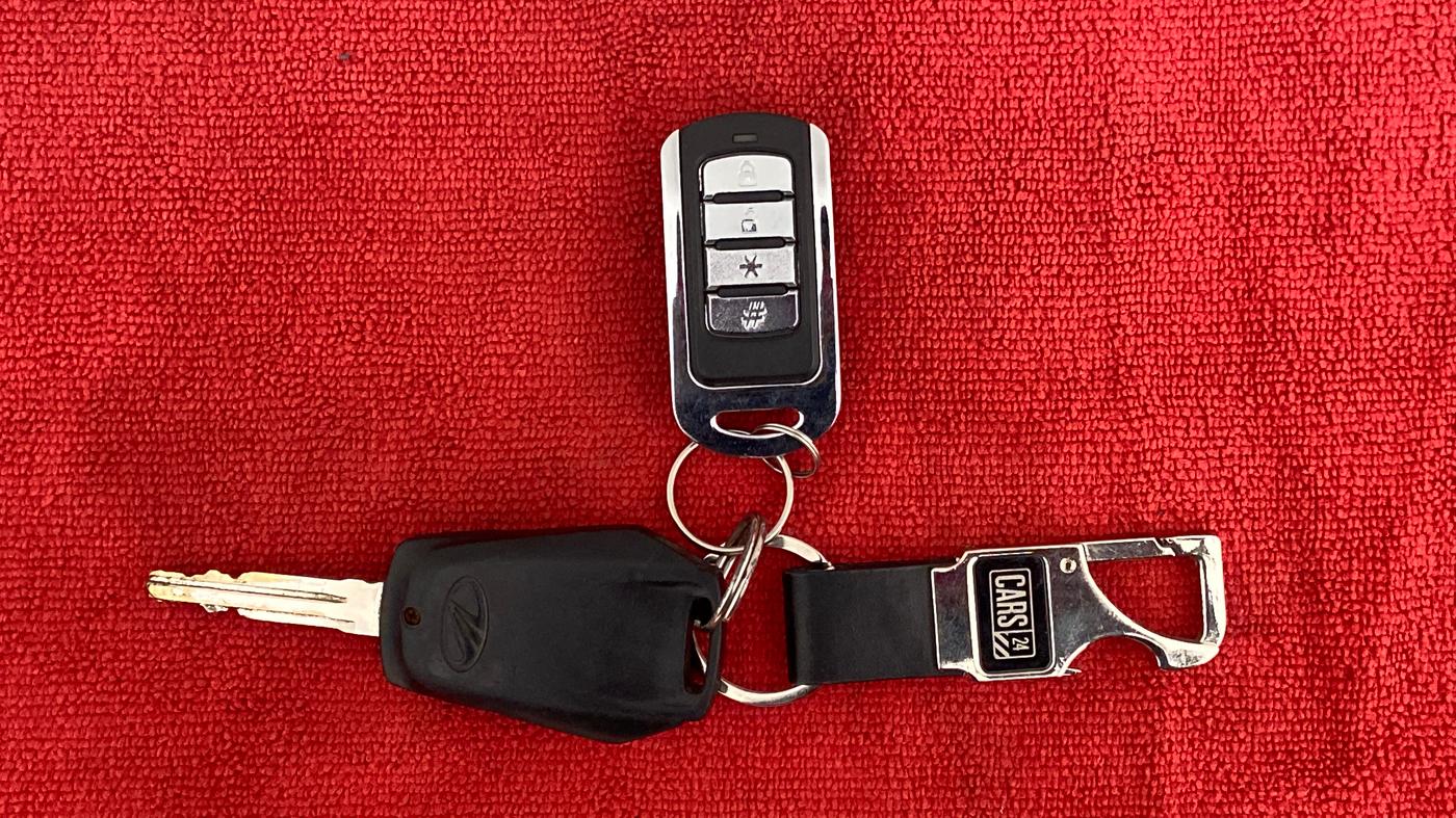 2017 Mahindra KUV 100 NXT K2 6 STR, Petrol, Manual, 63,333 km, Key Close Up
