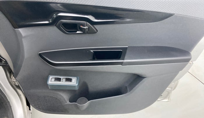 2017 Mahindra KUV 100 NXT K2 6 STR, Petrol, Manual, 63,333 km, Driver Side Door Panels Control