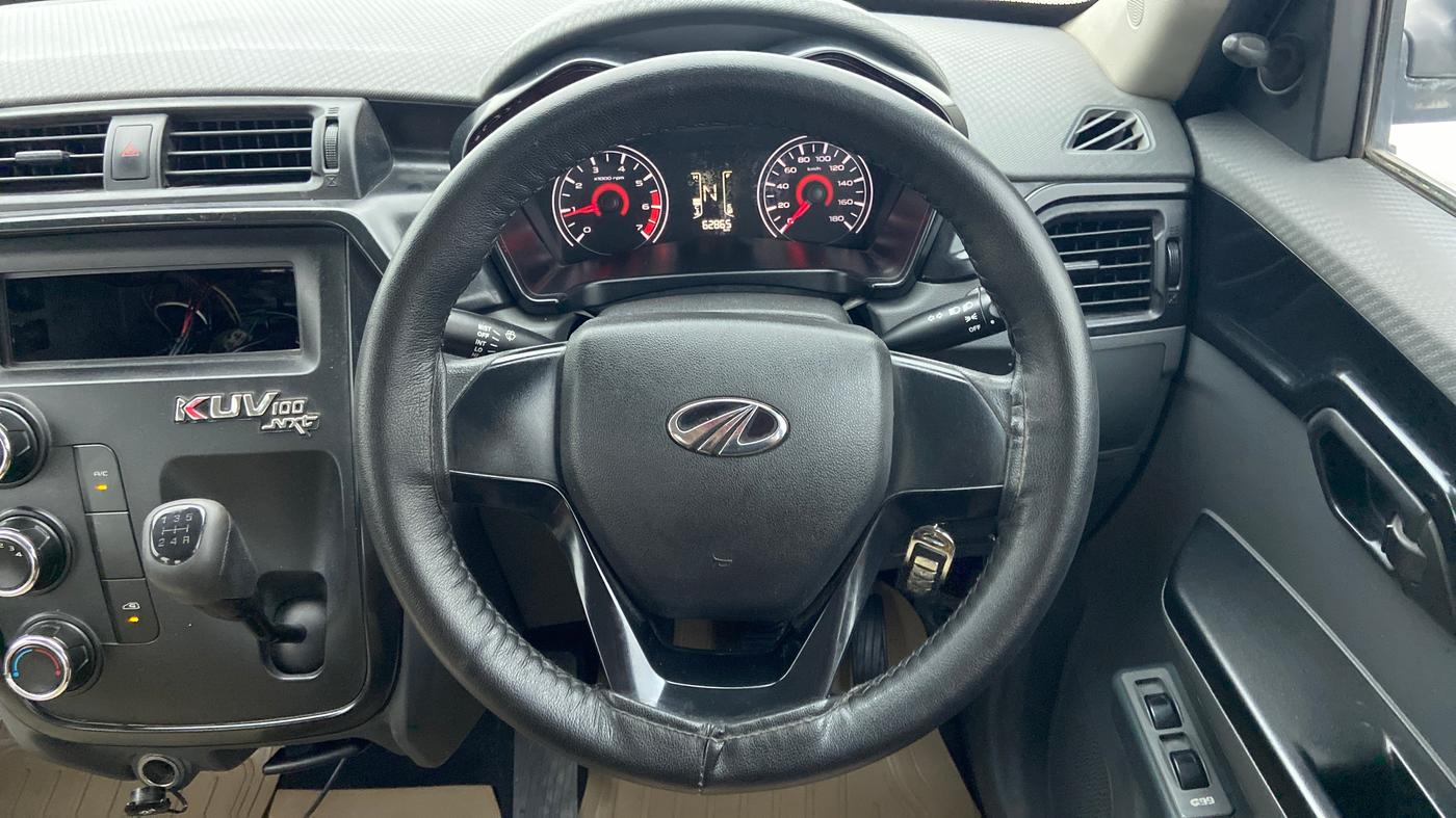 2017 Mahindra KUV 100 NXT K2 6 STR, Petrol, Manual, 63,333 km, Steering Wheel Close Up