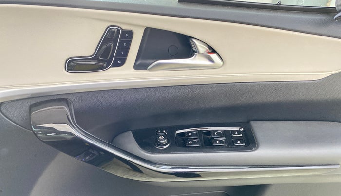 2022 Mahindra XUV700 AX 7 LUXURY D MT 7 STR, Diesel, Manual, 39,656 km, Driver Side Door Panels Control