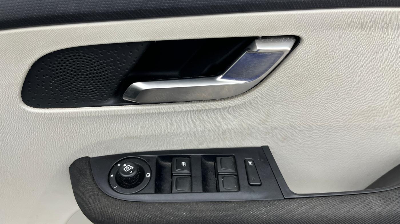 2021 Tata ALTROZ XZ PLUS PETROL, Petrol, Manual, 77,847 km, Driver Side Door Panels Control