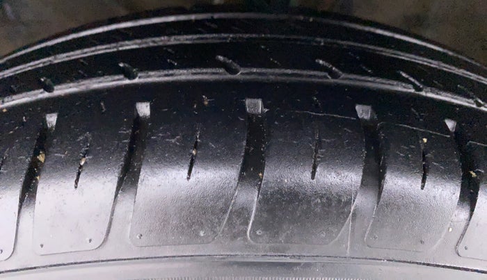 2018 Maruti Swift VXI D, Petrol, Manual, 37,647 km, Left Front Tyre Tread