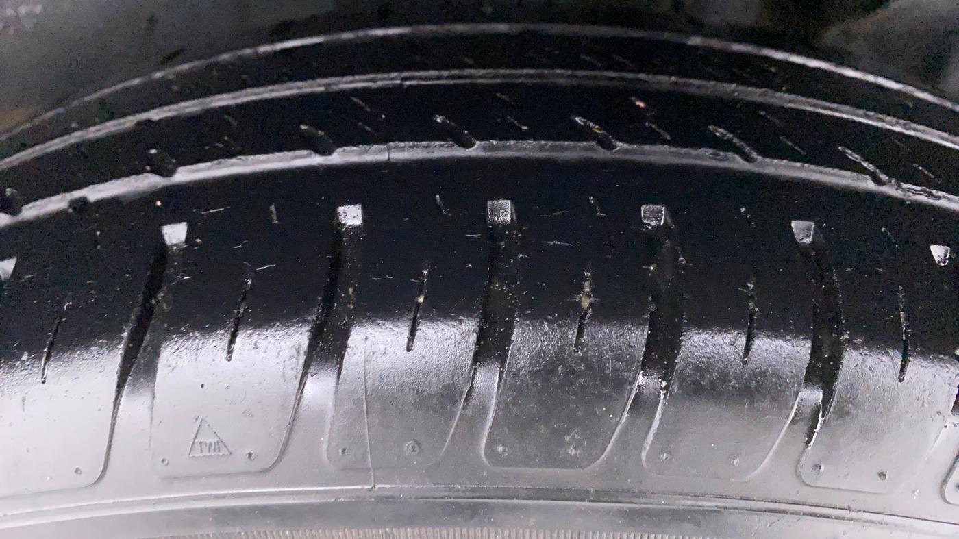 2018 Maruti Swift VXI D, Petrol, Manual, 37,647 km, Left Rear Tyre Tread