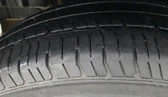 2012 Maruti Swift VXI, Petrol, Manual, 97,529 km, Right Rear Tyre Tread