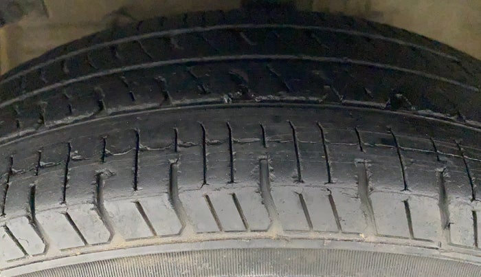 2012 Maruti Swift VXI, Petrol, Manual, 97,529 km, Left Front Tyre Tread