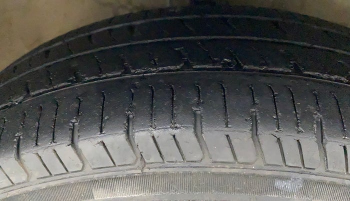 2012 Maruti Swift VXI, Petrol, Manual, 97,529 km, Right Front Tyre Tread